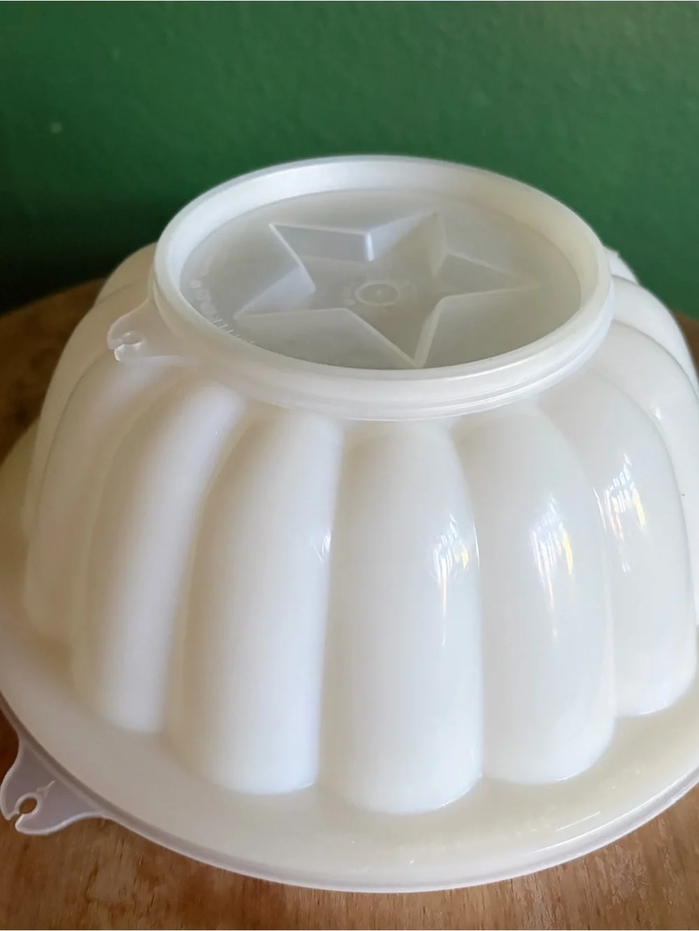 Vintage Tupperware Jel-N-Serve mold with Classic white scalloped design